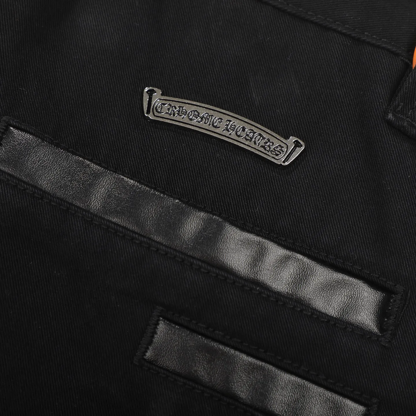 P270 Chrome Hearts CH casual black trousers cross-patched leather jeans. Original purchased and patterned to truly restore the ultimate texture of Vintage. Special Italian cowhide print and then cut. Customized sheepskin three-layer thick line leather. The whole is spliced in heavy water washing process. Craftsmen hand-splash ink. You can see the details. Three-dimensional cutting version. Loose and comfortable. Not flattering on the figure. Shows height and slimness. Factory Seiko. Original quality control. Same style for men and women. Can be matched with couples. Versatile recommendation. The must-have jeans for all seasons Color: black Size: 28/30/32/34 Waist: 73/78/83/88 Pants length: 102/104/106/108